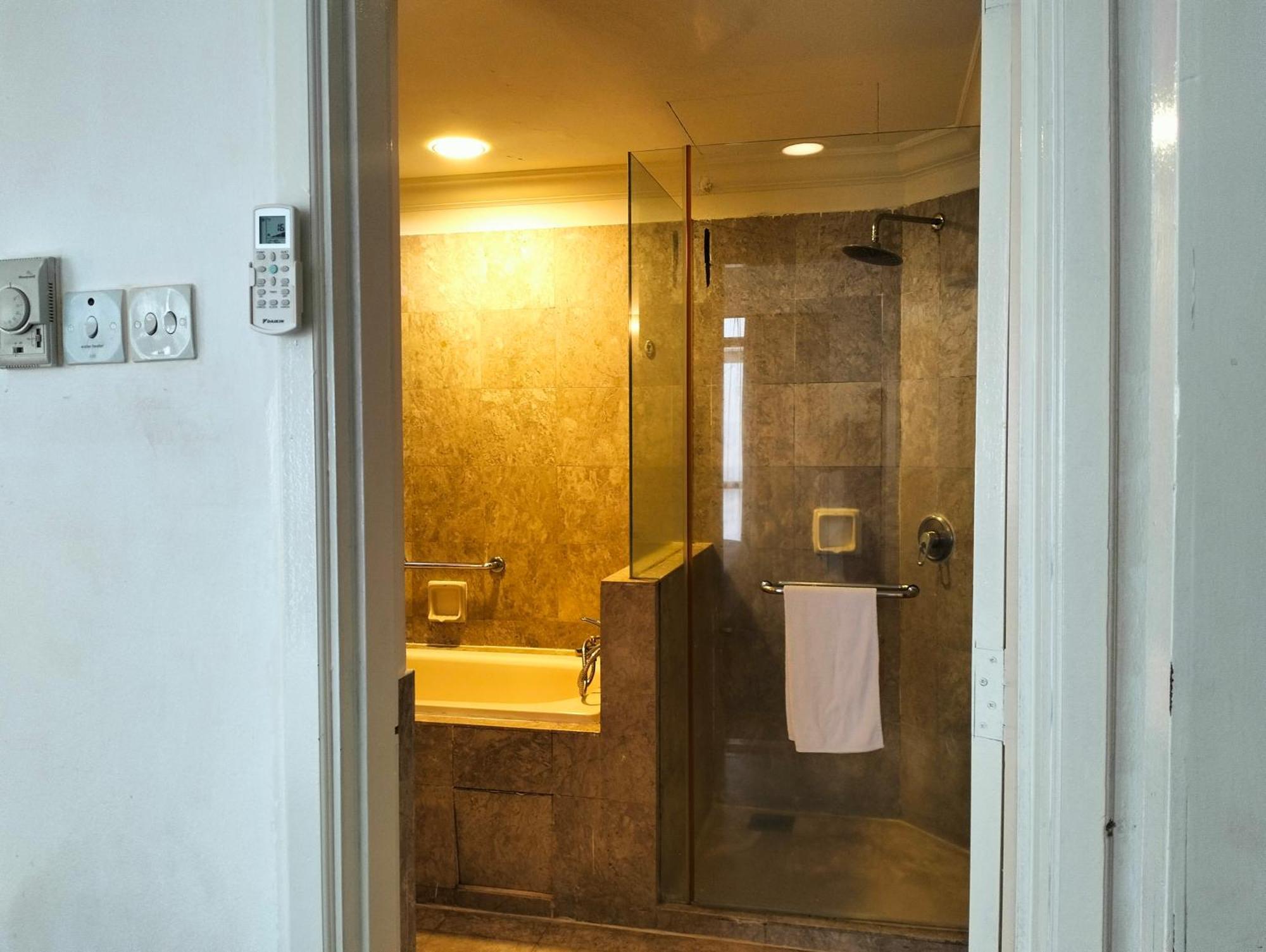 Luxy Service At Times Square Kl Apartment